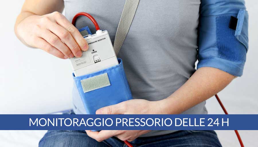 Paziente che indossa il bracciale per il monitoraggio della pressione arteriosa 24 ore Holter pressorio