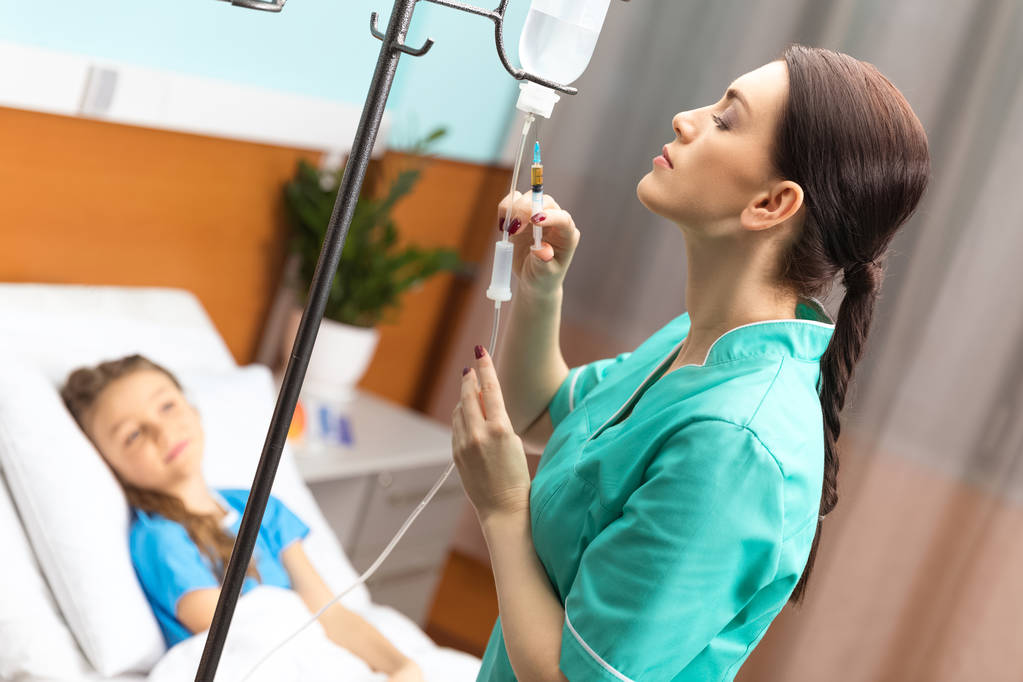 Somministrazione di terapia endovenosa a domicilio tramite flebo con monitoraggio infermieristico professionale